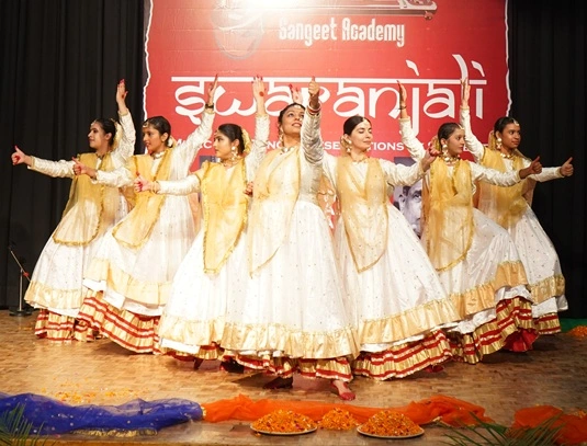 Kathak teacher at Swar Kala Sangam Gurgaon – expert instruction in Lucknow Gharana Kathak