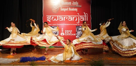 Kathak Classes in Gurgaon – students performing Kathak at Swar Kala Sangam